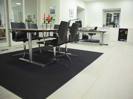 anthracite filttæppe på kontor